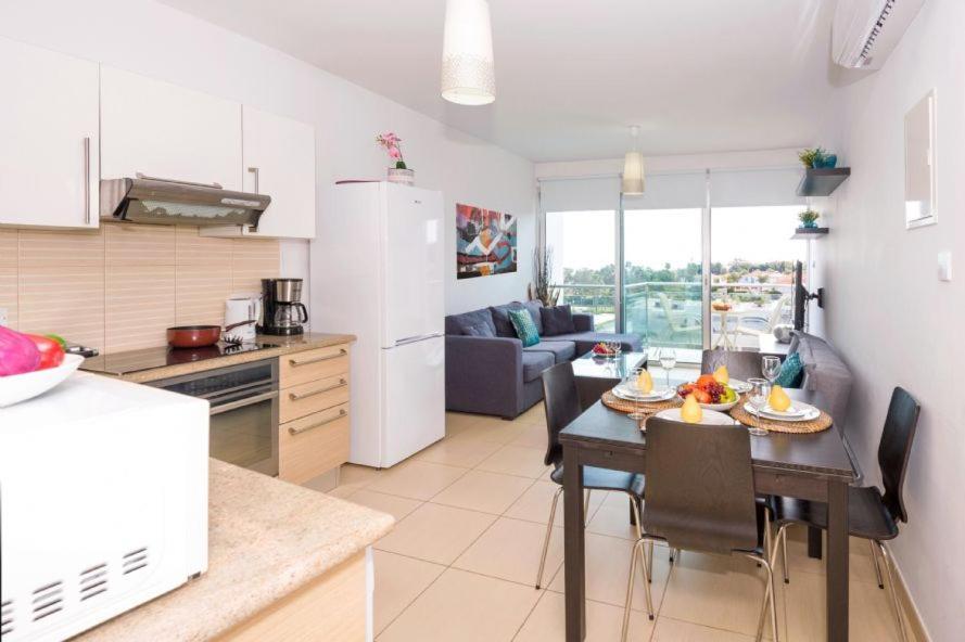 Laila - Coralli Beachfront Apartment プロタラス エクステリア 写真