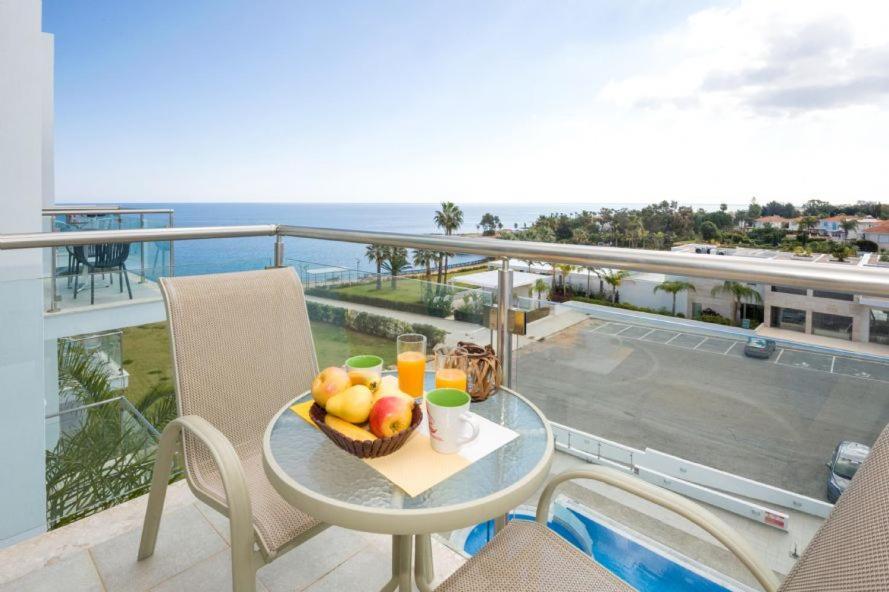 Laila - Coralli Beachfront Apartment プロタラス エクステリア 写真