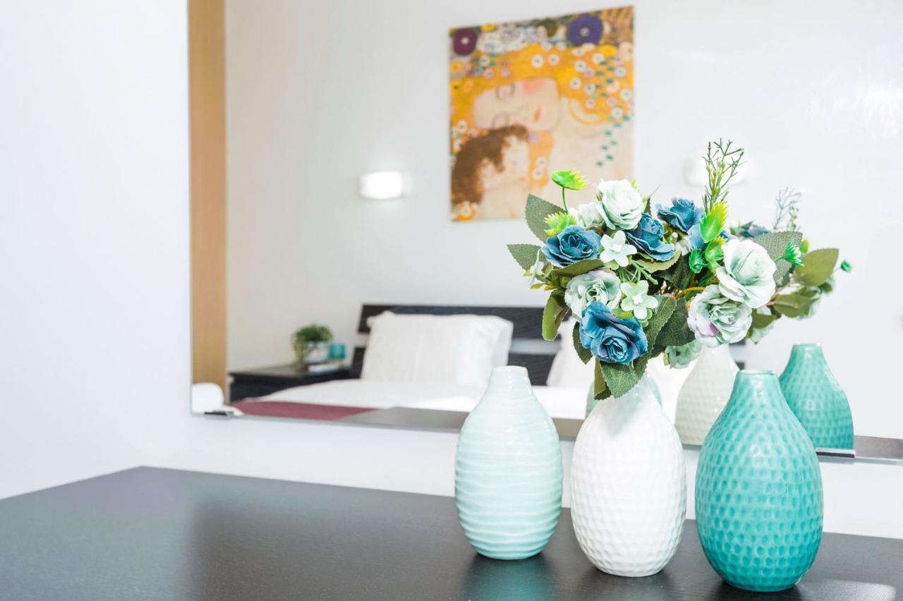 Laila - Coralli Beachfront Apartment プロタラス エクステリア 写真