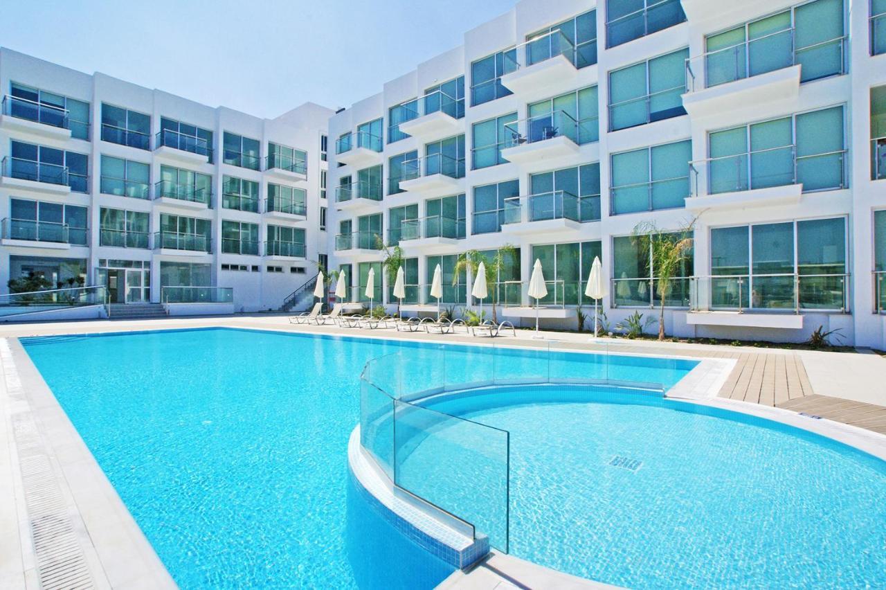 Laila - Coralli Beachfront Apartment プロタラス エクステリア 写真